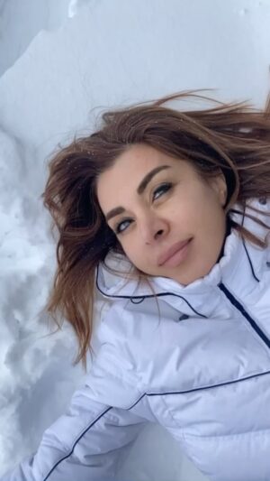 Neslihan Yeldan Instagram - Bitmez sandığımız her şey bitiyor, geçmez sandığımız geçiyor.

Bu yıl yaşadıklarımın bazılarına bu mottoyla tahammül edebildim, her şey geçer🌟

Kaybettiklerim oldu, bazı insanları hayatımdan çıkardım, bazıları bu dünyadan gittiler.
İnsan ilişkileriyle çok sınandım.Bazen tökezledim, bazen savaştım, çoğunlukla oluruna bıraktım.Kalan benimle kalır dedim.Gidenlerin arkasından su dökmedim.Ama bazıları özürle, çiçekle döndüler.Ne güzel, hayatımda yerleri sağlamlaştı, güven duygum arttı😍

16 yaşımdan beri tutkum olan parfüm işine girdim.Nasıl oldu anlamadım iki parfümüm 2 ayda kendi çapında fenomen oldu, PureNes yok sattı.Dünya çapında olsun başarısı, herkes mis koksun, şifa olsun🌸

Bir dizi yaptık, pek sevildi.Dünyanın en ücra köşelerinden mesajlar aldık.Nereye gidersem gideyim, 72 ülkenin insanı selam vermeye başladı.Farklı dillerden, dinlerden, renklerden selam, sevgi almak iyi geldi, çoğaldım🎶

Saçımı iki kere kaybettim, yüzüm 3 kere alerjik reaksiyonlardan tanınmaz hale geldi, mikrop kapınca sağ tarafa iltihap temizleyici minik bir operasyon gerekti, asimetrisi bozuldu, hala idare ediyorum☺️ kel kalmadım, fodul olmadım ama bi zorladı😁 hem kadın, hem oyuncu olunca hepsi lazım oluyor😬

Kalbim, dünyam oğlum Londra’ya taşındı.Sen doğur, yetiştir, büyüt, 14.5 yaşında babaya anahtar teslim yap😀
Beni bu yıl en sarsan, kalbimin atışını, nefes alışımı yavaşlatan bu oldu.Kendimi işe güce verdim.Delirip sokakta çöpleri karıştırırım zannediyordum🤪 @thenesyeldan markamı büyütüp yeni koleksiyonlar çıkarmak daha akıllıca geldi😁😍

Bu satırları Londra’da oğlum yanımda uyurken yazıyorum.
Zor, mücadeleli, maddi-manevi güç ama bi şekilde sonunda ben kazanıyorum.Kaybettiklerimi yolculuyorum.Güne, aya, yeni yıla hep umutla başlıyorum 🥂 🍾 

Yeni varyantın mutasyona uğraması nedeniyle de pandeminin etkisinin azalacağına inancım tam.Zaten bi evdeki gardrop pozitif çıkmadı, sürü bağışıklığı loading😁

2022’nin bu kadar iyi bir yıl olacağını asla beklemezdim, beklenmeyen gerçek oldu diyelim.Aşk olsun, tam olsun, artsın eksilmesin, taşsın dökülmesin.

Yeniden başlasın 365 gün.
Ben hazırım🥰🎉🌟💃
Mutlu yıllar bizimle olsun, hakettiğimiz budur❤️