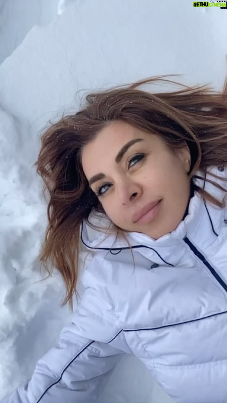 Neslihan Yeldan - 41.6K Likes - Bitmez sandığımız her şey bitiyor, geçmez sandığımız geçiyor.

Bu yıl yaşadıklarımın bazılarına bu mottoyla tahammül edebildim, her şey geçer🌟

Kaybettiklerim oldu, bazı insanları hayatımdan çıkardım, bazıları bu dünyadan gittiler.
İnsan ilişkileriyle çok sınandım.Bazen tökezledim, bazen savaştım, çoğunlukla oluruna bıraktım.Kalan benimle kalır dedim.Gidenlerin arkasından su dökmedim.Ama bazıları özürle, çiçekle döndüler.Ne güzel, hayatımda yerleri sağlamlaştı, güven duygum arttı😍

16 yaşımdan beri tutkum olan parfüm işine girdim.Nasıl oldu anlamadım iki parfümüm 2 ayda kendi çapında fenomen oldu, PureNes yok sattı.Dünya çapında olsun başarısı, herkes mis koksun, şifa olsun🌸

Bir dizi yaptık, pek sevildi.Dünyanın en ücra köşelerinden mesajlar aldık.Nereye gidersem gideyim, 72 ülkenin insanı selam vermeye başladı.Farklı dillerden, dinlerden, renklerden selam, sevgi almak iyi geldi, çoğaldım🎶

Saçımı iki kere kaybettim, yüzüm 3 kere alerjik reaksiyonlardan tanınmaz hale geldi, mikrop kapınca sağ tarafa iltihap temizleyici minik bir operasyon gerekti, asimetrisi bozuldu, hala idare ediyorum☺️ kel kalmadım, fodul olmadım ama bi zorladı😁 hem kadın, hem oyuncu olunca hepsi lazım oluyor😬

Kalbim, dünyam oğlum Londra’ya taşındı.Sen doğur, yetiştir, büyüt, 14.5 yaşında babaya anahtar teslim yap😀
Beni bu yıl en sarsan, kalbimin atışını, nefes alışımı yavaşlatan bu oldu.Kendimi işe güce verdim.Delirip sokakta çöpleri karıştırırım zannediyordum🤪 @thenesyeldan markamı büyütüp yeni koleksiyonlar çıkarmak daha akıllıca geldi😁😍

Bu satırları Londra’da oğlum yanımda uyurken yazıyorum.
Zor, mücadeleli, maddi-manevi güç ama bi şekilde sonunda ben kazanıyorum.Kaybettiklerimi yolculuyorum.Güne, aya, yeni yıla hep umutla başlıyorum 🥂 🍾 

Yeni varyantın mutasyona uğraması nedeniyle de pandeminin etkisinin azalacağına inancım tam.Zaten bi evdeki gardrop pozitif çıkmadı, sürü bağışıklığı loading😁

2022’nin bu kadar iyi bir yıl olacağını asla beklemezdim, beklenmeyen gerçek oldu diyelim.Aşk olsun, tam olsun, artsın eksilmesin, taşsın dökülmesin.

Yeniden başlasın 365 gün.
Ben hazırım🥰🎉🌟💃
Mutlu yıllar bizimle olsun, hakettiğimiz budur❤️