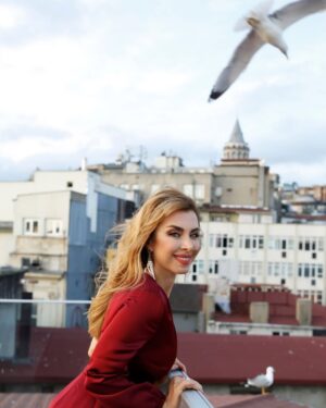 Neslihan Yeldan Instagram - Yeni haftanın ana fikri:

“Sen potansiyelle doğdun.

İyilik ve güvenle doğdun.

İdeal ve hayallerle doğdun.

Azametle doğdun.

Kanatlarla doğdun.

Sen sürünmek için yaratılmadın, öyleyse yapma.

Kanatların var.

Onları kullanmayı öğren ve kanatlan.

İnsanın kanatları gayretidir.”

Hadi uç! İyi haftalar!