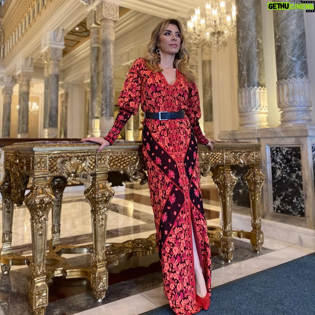 Neslihan Yeldan - 91.9K Likes - *dikkat tarih bilgisi içerir!

Bir gün yine saraydayız.
Hande “burda yaşamak ister miydiniz?” diye sordu.
Düşünsene kapı çaldı, kargo gelmiş, yatak odamdan antreye gitmek 15 dakika sürecek.Camları silmek 1 hafta alıyor filan.
Atalarımız gibi 
Çakırcıbaşı,
Şahincibaşı
Atmacabaşı,
Müteferrikalar,
Baltacılar,
Peykler,
Solaklar,
Mehterler ve mehterbaşım yok.
Zaten mehterbaşını napıcam, dur yoksa sete giderken mi çalsalar? Aslında bütün işlere Şehremini bakıyor.Çaşnigir başı da sofra hizmetleri.2 maaşlı eleman yeter.Ama bahçe için bostancı başı lazım.Harem yok, ağasına da gerek yok.Ama müneccim başı ve hekim başı şart.
İş büyüyecek, 3 oda tamam bize.
📸 @handekaramanogullar