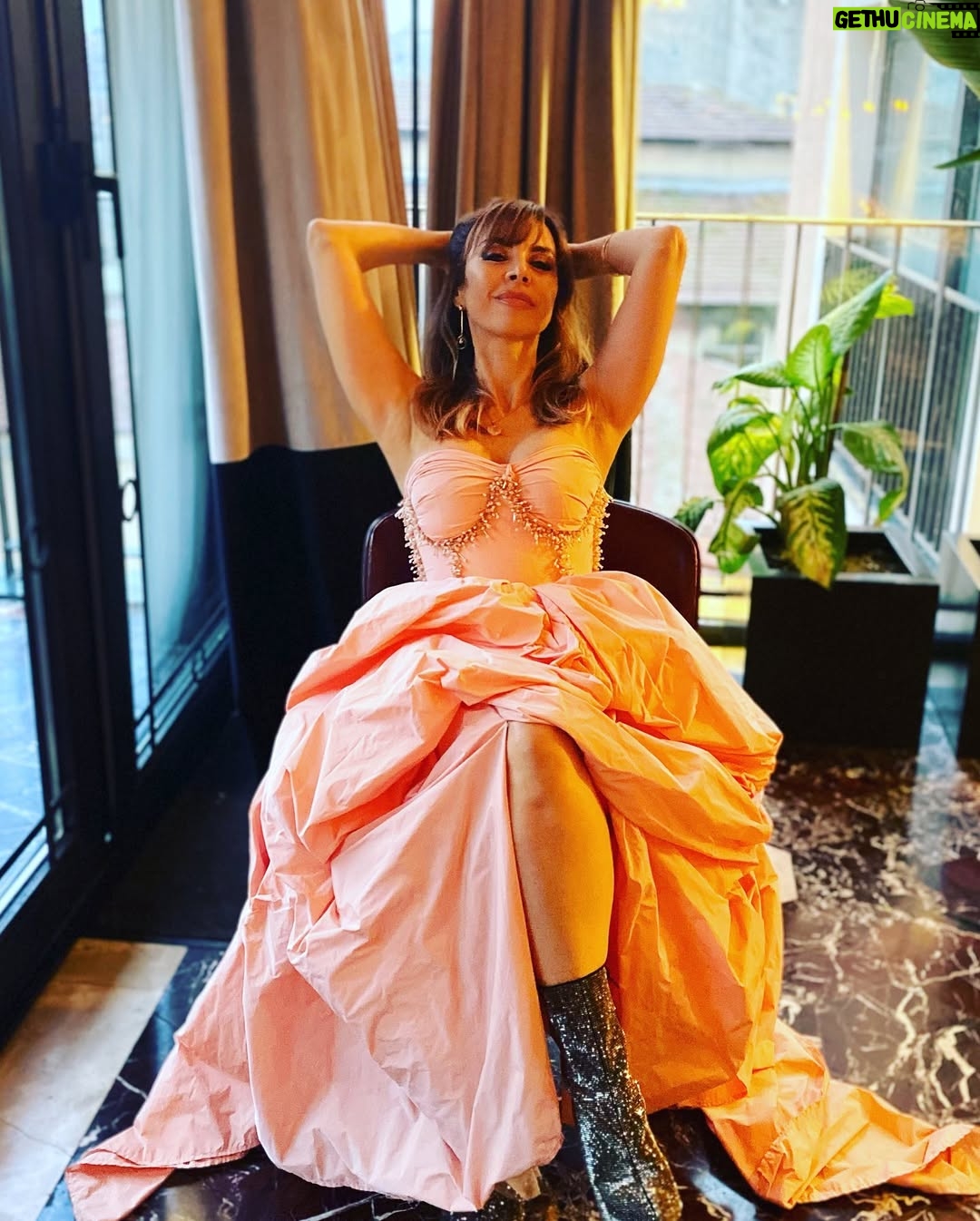 Neslihan Yeldan - 44K Likes - Yeni yaşımda da doğru bildiğimi yapmaya, burnumun dikine gitmeye devam edeceğim.

Sevdiklerimi hep koruyacak, kollayacak, onlara iyi gelmeye çalışacağım.

Tanımadıklarıma ilham, ışık olmayı deneyecek, başardığımda mutlu olacağım.

Kendim için tek dileğim var, gerçekleşince kendimi ve hayatı kutlayacağım.

Gereksizleri, kötü enerjileri, yüzüme sahte bir şekilde gülüp bunu ruhuma anlatamayanı hayatımdan çıkaracağım.

Hadi artık, bunu yapmalıyız ya
dediklerimizi yapalım.
Hayat bildiği gibi gelir, ben de onu bildiğim şekilde karşılarım.Başarısızlık da benimdir, başarı da, dibine kadar.İyi ki doğdum, yaptıklarım yapacaklarımın teminatıdır.

Cheers to many more years of incredible adventures and unrivalled opportunities.
#sweet16atheart
#birthdaygirl