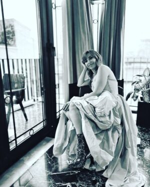 Neslihan Yeldan Instagram - Yeni yaşımda da doğru bildiğimi yapmaya, burnumun dikine gitmeye devam edeceğim.

Sevdiklerimi hep koruyacak, kollayacak, onlara iyi gelmeye çalışacağım.

Tanımadıklarıma ilham, ışık olmayı deneyecek, başardığımda mutlu olacağım.

Kendim için tek dileğim var, gerçekleşince kendimi ve hayatı kutlayacağım.

Gereksizleri, kötü enerjileri, yüzüme sahte bir şekilde gülüp bunu ruhuma anlatamayanı hayatımdan çıkaracağım.

Hadi artık, bunu yapmalıyız ya
dediklerimizi yapalım.
Hayat bildiği gibi gelir, ben de onu bildiğim şekilde karşılarım.Başarısızlık da benimdir, başarı da, dibine kadar.İyi ki doğdum, yaptıklarım yapacaklarımın teminatıdır.

Cheers to many more years of incredible adventures and unrivalled opportunities.
#sweet16atheart
#birthdaygirl