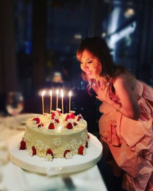 Neslihan Yeldan Instagram - Yeni yaşımda da doğru bildiğimi yapmaya, burnumun dikine gitmeye devam edeceğim.

Sevdiklerimi hep koruyacak, kollayacak, onlara iyi gelmeye çalışacağım.

Tanımadıklarıma ilham, ışık olmayı deneyecek, başardığımda mutlu olacağım.

Kendim için tek dileğim var, gerçekleşince kendimi ve hayatı kutlayacağım.

Gereksizleri, kötü enerjileri, yüzüme sahte bir şekilde gülüp bunu ruhuma anlatamayanı hayatımdan çıkaracağım.

Hadi artık, bunu yapmalıyız ya
dediklerimizi yapalım.
Hayat bildiği gibi gelir, ben de onu bildiğim şekilde karşılarım.Başarısızlık da benimdir, başarı da, dibine kadar.İyi ki doğdum, yaptıklarım yapacaklarımın teminatıdır.

Cheers to many more years of incredible adventures and unrivalled opportunities.
#sweet16atheart
#birthdaygirl