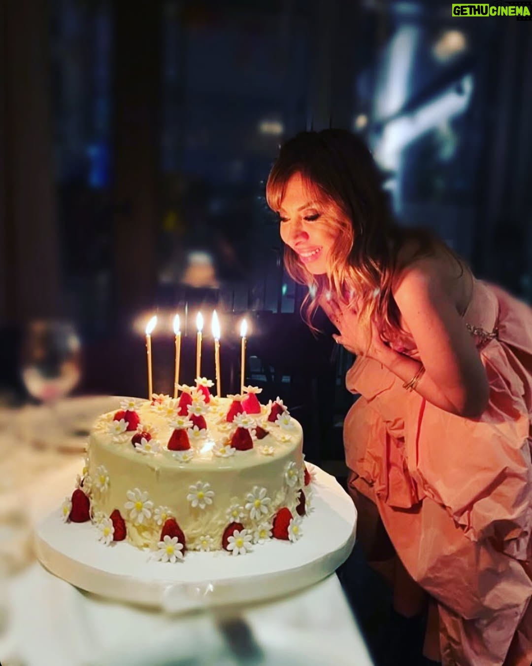 Neslihan Yeldan - 44K Likes - Yeni yaşımda da doğru bildiğimi yapmaya, burnumun dikine gitmeye devam edeceğim.

Sevdiklerimi hep koruyacak, kollayacak, onlara iyi gelmeye çalışacağım.

Tanımadıklarıma ilham, ışık olmayı deneyecek, başardığımda mutlu olacağım.

Kendim için tek dileğim var, gerçekleşince kendimi ve hayatı kutlayacağım.

Gereksizleri, kötü enerjileri, yüzüme sahte bir şekilde gülüp bunu ruhuma anlatamayanı hayatımdan çıkaracağım.

Hadi artık, bunu yapmalıyız ya
dediklerimizi yapalım.
Hayat bildiği gibi gelir, ben de onu bildiğim şekilde karşılarım.Başarısızlık da benimdir, başarı da, dibine kadar.İyi ki doğdum, yaptıklarım yapacaklarımın teminatıdır.

Cheers to many more years of incredible adventures and unrivalled opportunities.
#sweet16atheart
#birthdaygirl