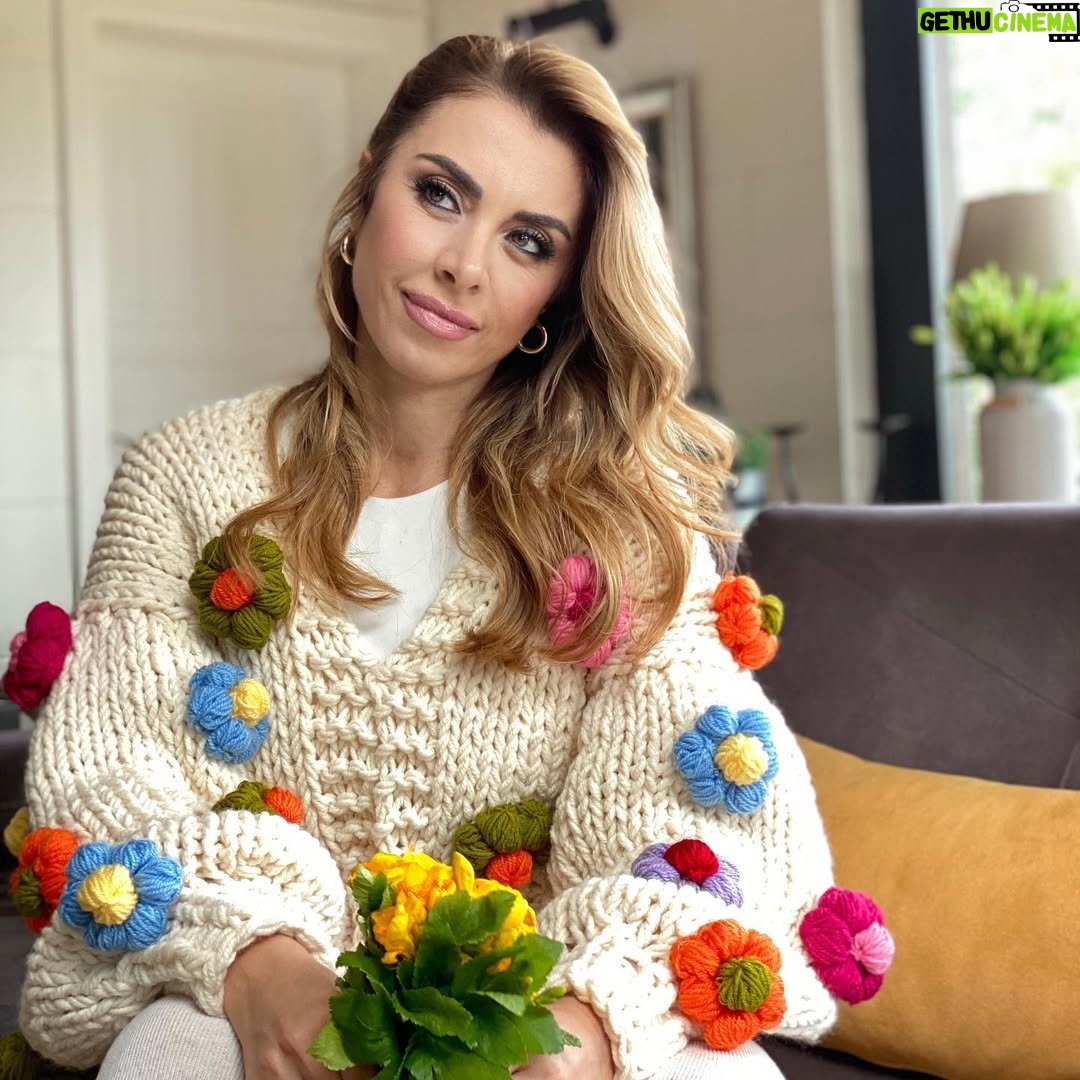 Neslihan Yeldan - 128.4K Likes - Bahar, doğanın hadi parti yapalım demesinin bir göstergesi (ama evde:). 
Hem içimiz, hem dışımız bahar olsa ya🌿
🌼🌼🌼🌻🌻🌻🌻
 Spring is nature's way of saying, 'Let's Party! (At home:)
Inside and out💫
