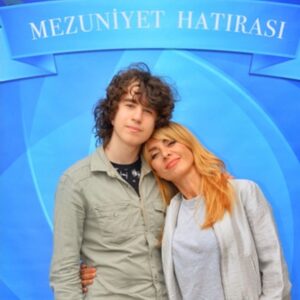 Neslihan Yeldan Instagram - Her baktığımda ağlayacağım bir fotoğraf bu.İçinde 14 yılım, çoğu bekar anneliğim, set, tiyatro, ev arası koşturmalarım, bazen yalnız büyüyen bir çocuk, yine de çok olgun, terbiyeli, iyi kalpli bir çocuk yetiştirişim, mezuniyet günü bile şu fotoğrafa setten son anda yetişebilmem, becerebildiklerim, tökezlemelerim, başarısızlıklarım, küçük sinir krizlerim, bazılarını oğlumun tolere edebilmesi, mutluluktan ağlayışlarım, gurur anlarım, hayal kırıklıklarım, isyanlarım var.
Ama becerdim, ortaokul bitti.Canımız okulumuzun anlayışlı, iyi kalpli öğretmenleri ne kadar büyük destekti.Hepsi bir psikolog gibi yaklaştılar hem oğluma hem bana.Unutmayacağım onları.
Liseye hazır mısın Aslan?
Yeni bir maceraya yelken açalım mı güzel oğlum?