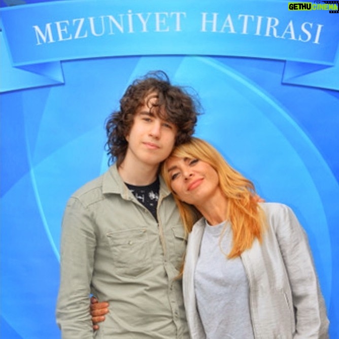 Neslihan Yeldan - 55.4K Likes - Her baktığımda ağlayacağım bir fotoğraf bu.İçinde 14 yılım, çoğu bekar anneliğim, set, tiyatro, ev arası koşturmalarım, bazen yalnız büyüyen bir çocuk, yine de çok olgun, terbiyeli, iyi kalpli bir çocuk yetiştirişim, mezuniyet günü bile şu fotoğrafa setten son anda yetişebilmem, becerebildiklerim, tökezlemelerim, başarısızlıklarım, küçük sinir krizlerim, bazılarını oğlumun tolere edebilmesi, mutluluktan ağlayışlarım, gurur anlarım, hayal kırıklıklarım, isyanlarım var.
Ama becerdim, ortaokul bitti.Canımız okulumuzun anlayışlı, iyi kalpli öğretmenleri ne kadar büyük destekti.Hepsi bir psikolog gibi yaklaştılar hem oğluma hem bana.Unutmayacağım onları.
Liseye hazır mısın Aslan?
Yeni bir maceraya yelken açalım mı güzel oğlum?