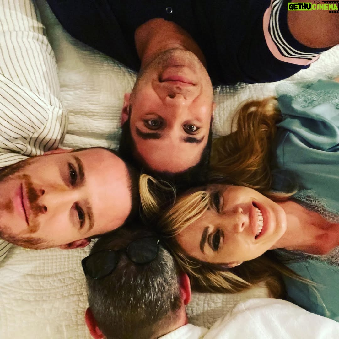 Neslihan Yeldan - 160.2K Likes - 2.sezon 9 Haziranda başlıyor!
Bu fotoğraf, dün çekerken çok güldüğümüz bir sahnede çekildi.İçinde yorgunluk olmasına rağmen neşe ve şevk olduğu için post yapmak istedim.
💛💛💛💛
Yeni mekanlar ve yaz enerjisi bize şimdiden iyi geldi.Umarız bu tuhaf zamanlara bir parça da olsa renk katarız.
☀️☀️☀️☀️
İyi ki @thebursin işine ve ekibine karşı bu kadar tatlı, iyi ki @alicanaytekin le oynamak bu kadar keyifli, iyi ki @sinantayminalbayrak aramıza katıldı ve hemen güzel oyunculuğuyla adapte oldu.
Evet fotoğrafa böyle katılmak istedi😂
Sizi özledik💘💘💘
@sencalkapimi @mfyapimtv