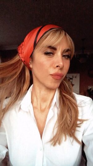 Neslihan Yeldan Instagram - @nesyeldan saten fularlarım 4 farklı renkte, 50x50 boyutlarında, kullanabileceğiniz yerler de zevkinize ve yaratıcılığınıza kalmış♥️ sevgiyle kullanmanız dileğimle ♥️
