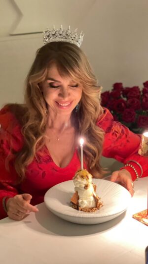 Neslihan Yeldan Instagram - Yeni sürüm yükleniyor 🎂 
gel bakalım, aşkla 💜