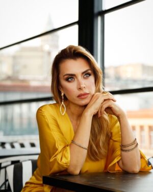 Neslihan Yeldan Instagram - Şu yaşadığımız son 1 yılın hesabını soracağımız kimse yok belki.Ama hayatımız, kurallarımız, ilişkilerimiz, ekonomimiz hatta moda bile değişti.
İnsan ilişkileri daha değerli bir hal aldı.Sarılmak, öpmek özlenir oldu.Birbirimize daha özen gösterip, iki çift güzel kelimeyi eksik etmesek, hal hatır sorsak, küslükler olmasa hayat daha güzel akacak.Sonuçta geldiğimiz yer klişe ama aynı, dünyayı sevgi kurtaracak.