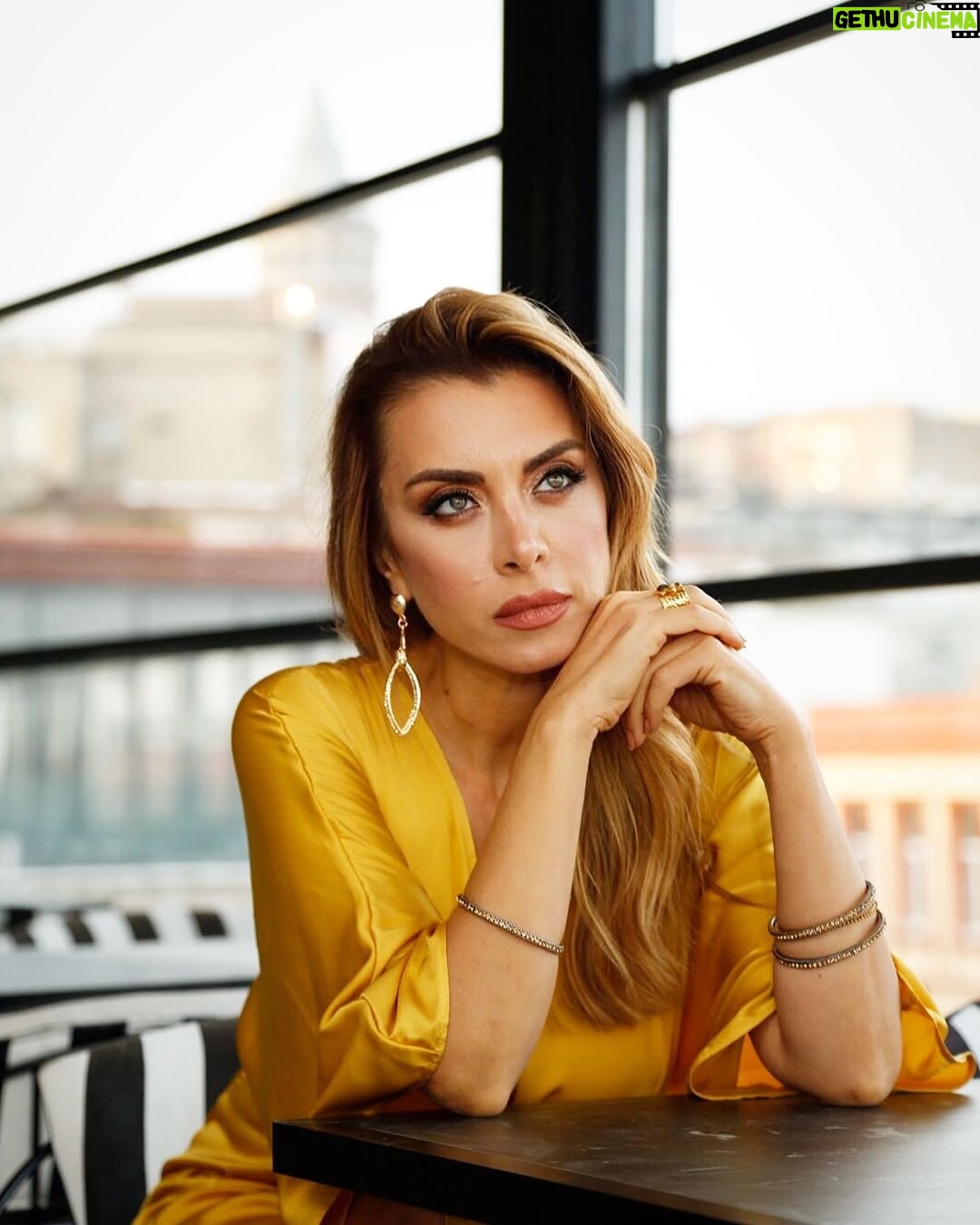 Neslihan Yeldan - 79.4K Likes - Şu yaşadığımız son 1 yılın hesabını soracağımız kimse yok belki.Ama hayatımız, kurallarımız, ilişkilerimiz, ekonomimiz hatta moda bile değişti.
İnsan ilişkileri daha değerli bir hal aldı.Sarılmak, öpmek özlenir oldu.Birbirimize daha özen gösterip, iki çift güzel kelimeyi eksik etmesek, hal hatır sorsak, küslükler olmasa hayat daha güzel akacak.Sonuçta geldiğimiz yer klişe ama aynı, dünyayı sevgi kurtaracak.