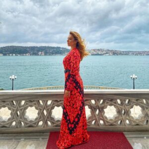 Neslihan Yeldan Instagram - *dikkat tarih bilgisi içerir!

Bir gün yine saraydayız.
Hande “burda yaşamak ister miydiniz?” diye sordu.
Düşünsene kapı çaldı, kargo gelmiş, yatak odamdan antreye gitmek 15 dakika sürecek.Camları silmek 1 hafta alıyor filan.
Atalarımız gibi 
Çakırcıbaşı,
Şahincibaşı
Atmacabaşı,
Müteferrikalar,
Baltacılar,
Peykler,
Solaklar,
Mehterler ve mehterbaşım yok.
Zaten mehterbaşını napıcam, dur yoksa sete giderken mi çalsalar? Aslında bütün işlere Şehremini bakıyor.Çaşnigir başı da sofra hizmetleri.2 maaşlı eleman yeter.Ama bahçe için bostancı başı lazım.Harem yok, ağasına da gerek yok.Ama müneccim başı ve hekim başı şart.
İş büyüyecek, 3 oda tamam bize.
📸 @handekaramanogullar