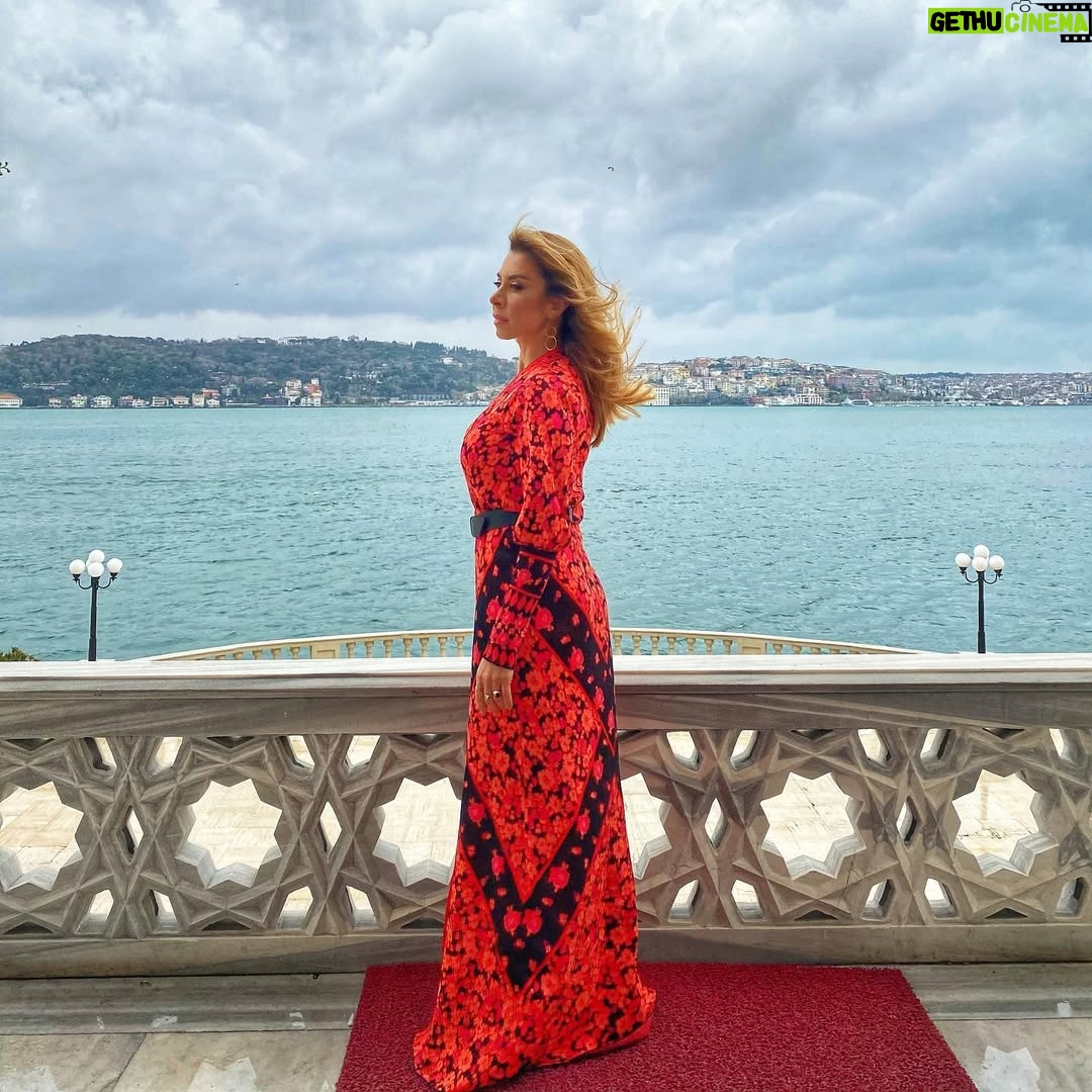 Neslihan Yeldan - 91.9K Likes - *dikkat tarih bilgisi içerir!

Bir gün yine saraydayız.
Hande “burda yaşamak ister miydiniz?” diye sordu.
Düşünsene kapı çaldı, kargo gelmiş, yatak odamdan antreye gitmek 15 dakika sürecek.Camları silmek 1 hafta alıyor filan.
Atalarımız gibi 
Çakırcıbaşı,
Şahincibaşı
Atmacabaşı,
Müteferrikalar,
Baltacılar,
Peykler,
Solaklar,
Mehterler ve mehterbaşım yok.
Zaten mehterbaşını napıcam, dur yoksa sete giderken mi çalsalar? Aslında bütün işlere Şehremini bakıyor.Çaşnigir başı da sofra hizmetleri.2 maaşlı eleman yeter.Ama bahçe için bostancı başı lazım.Harem yok, ağasına da gerek yok.Ama müneccim başı ve hekim başı şart.
İş büyüyecek, 3 oda tamam bize.
📸 @handekaramanogullar