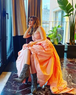 Neslihan Yeldan Instagram - Yeni yaşımda da doğru bildiğimi yapmaya, burnumun dikine gitmeye devam edeceğim.

Sevdiklerimi hep koruyacak, kollayacak, onlara iyi gelmeye çalışacağım.

Tanımadıklarıma ilham, ışık olmayı deneyecek, başardığımda mutlu olacağım.

Kendim için tek dileğim var, gerçekleşince kendimi ve hayatı kutlayacağım.

Gereksizleri, kötü enerjileri, yüzüme sahte bir şekilde gülüp bunu ruhuma anlatamayanı hayatımdan çıkaracağım.

Hadi artık, bunu yapmalıyız ya
dediklerimizi yapalım.
Hayat bildiği gibi gelir, ben de onu bildiğim şekilde karşılarım.Başarısızlık da benimdir, başarı da, dibine kadar.İyi ki doğdum, yaptıklarım yapacaklarımın teminatıdır.

Cheers to many more years of incredible adventures and unrivalled opportunities.
#sweet16atheart
#birthdaygirl