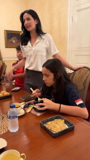 Nia Ramadhani Instagram - Akhirnya ngumpul bareng anak-anak sambil nyobain Mala Butter King Crab dari @chongqinghotpot.id🤍
Dan ternyata nggak terlalu pedas, jadi anak-anak pada happy banget, masih aman dan malah lahap banget. semuanya di-set up langsung di rumah. Tinggal duduk manis, makan, dan quality time bareng keluarga. Super praktis dan rapi.

Menu ini tersedia di @chongqinghotpot.id dari 1 Desember 2025 – 1 Januari 2026, ada set lengkap sama hot pot juga.
Pas banget buat kumpul keluarga atau makan rame-rame di rumah.