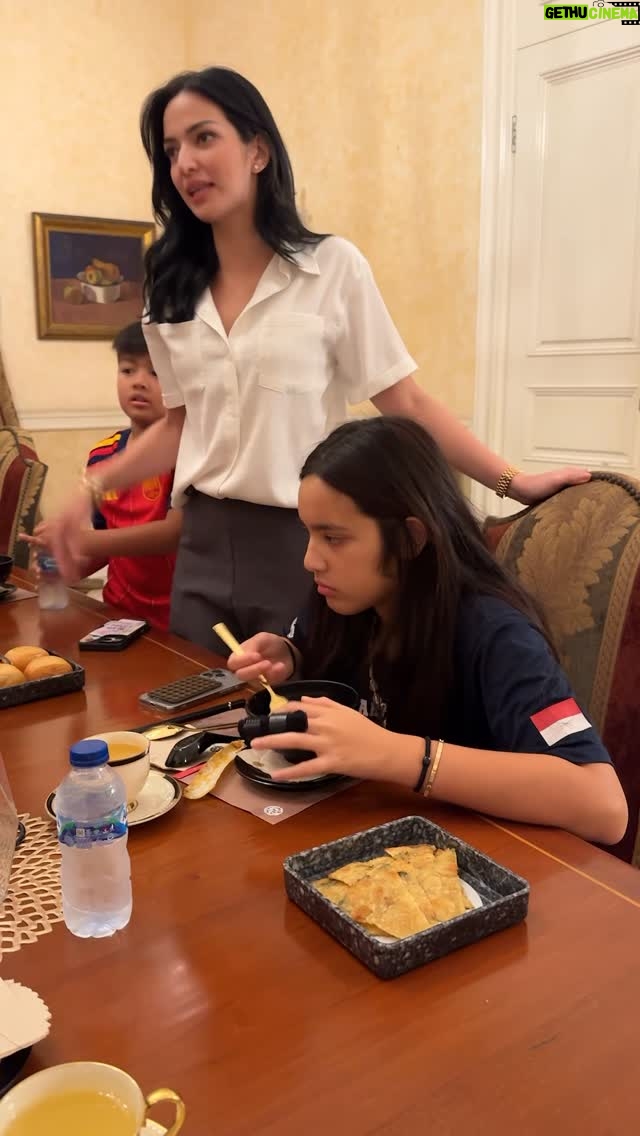 Nia Ramadhani - 402.6K Likes - Akhirnya ngumpul bareng anak-anak sambil nyobain Mala Butter King Crab dari @chongqinghotpot.id🤍
Dan ternyata nggak terlalu pedas, jadi anak-anak pada happy banget, masih aman dan malah lahap banget. semuanya di-set up langsung di rumah. Tinggal duduk manis, makan, dan quality time bareng keluarga. Super praktis dan rapi.

Menu ini tersedia di @chongqinghotpot.id dari 1 Desember 2025 – 1 Januari 2026, ada set lengkap sama hot pot juga.
Pas banget buat kumpul keluarga atau makan rame-rame di rumah.