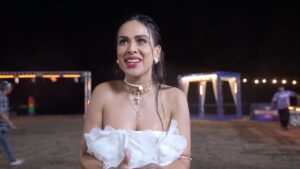 Nia Sharma Instagram - Looking back at that outdoor sched when They defied weather conditions and continued to shoot.. Umbrellas☔️ tore apart and I was flying with the wind Amidst the November rain of Mahabalipuram …
How much fun is so much funnnnn!
@gavindhhh The bts footage is lit💫💯
@makeupbyastha makeup stood the test of rain and how!
@sankpalsavita the gelled hair was so intact.. the trees got uprooted not any tresses though🥰