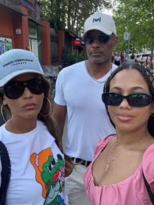 Nicole Ari Parker Instagram - Sophieeeeeeeeeeeee 
My First.
My Cakies.
My only Girl.

Welcome to 21!!!!!!!! 🎂🎂🎂🎂🎂

You are a GIANT light 💫to the world. 

A BRILLIANT mind…. and a KIND soul. 🙏🏽

and a BEAUTIFUL person.

Mommy’s Baby and Daddy’s Girl.. Nico’s Boss 😅 Rosie’s patoja 💕 and Grandpa’s Ace 💥 

I’m crying and celebrating 🎉 at the same time. 
We are sooooo lucky God Blessed us with you. 

You are ready for the fullness life has to offer.

You are destined for greatness…bc you already are. 

But yeah…I’m still in ALL your business…so let ‘em know. 👊🏽

HAPPY BIRTHDAY!!! 🎁🎂🎈

We are playing this song.. by @princeroyce ..one of your faves…until we see you this weekeeend!!!!

@sophie_kodjoe

 @boriskodjoe @nico.kodjoe @albarosareyes 😘