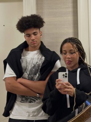 Nicole Ari Parker Instagram - Sophieeeeeeeeeeeee 
My First.
My Cakies.
My only Girl.

Welcome to 21!!!!!!!! 🎂🎂🎂🎂🎂

You are a GIANT light 💫to the world. 

A BRILLIANT mind…. and a KIND soul. 🙏🏽

and a BEAUTIFUL person.

Mommy’s Baby and Daddy’s Girl.. Nico’s Boss 😅 Rosie’s patoja 💕 and Grandpa’s Ace 💥 

I’m crying and celebrating 🎉 at the same time. 
We are sooooo lucky God Blessed us with you. 

You are ready for the fullness life has to offer.

You are destined for greatness…bc you already are. 

But yeah…I’m still in ALL your business…so let ‘em know. 👊🏽

HAPPY BIRTHDAY!!! 🎁🎂🎈

We are playing this song.. by @princeroyce ..one of your faves…until we see you this weekeeend!!!!

@sophie_kodjoe

 @boriskodjoe @nico.kodjoe @albarosareyes 😘