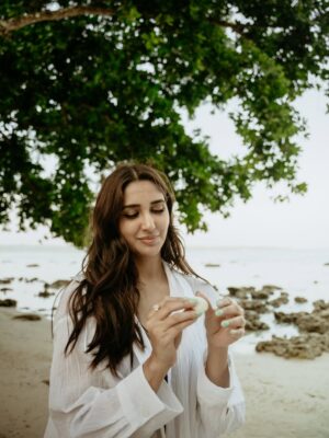 Nikita Dutta Instagram - Sun. sea and salt air with some messy hair š š
š«¶
.
.
š: @tilarsiro_cghearth
#Andamans #Havelock #Island