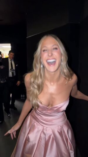 Nikki Glaser Instagram - The 83rd Golden Globes starts in 30 minutes! I truly can’t wait for you to see this showwww! Watch it live like it’s the 90s.