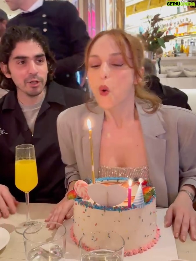 Nilperi Şahinkaya - 25.8K Likes - 4 yaşıma girdim çok heyecanlıyım, işte kreş arkadaşlarımla ben!
2A sınıfından Baturalp, Sürpriz kutlama için teşekkür ederim💕