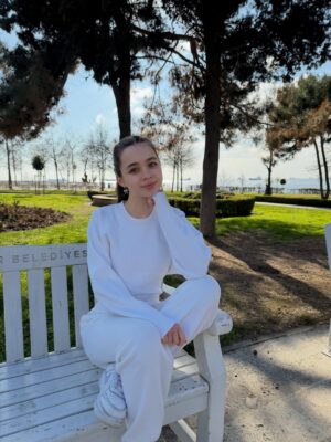 Nisa Sofiya Aksongur Instagram - İlkbahar geldii🌷🌷
#nisasofiya #spring #white