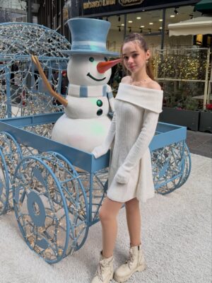 Nisa Sofiya Aksongur Instagram - Yıl bitmeden🎄❄️☃️
#nisasofiya #winter #newyear #snow