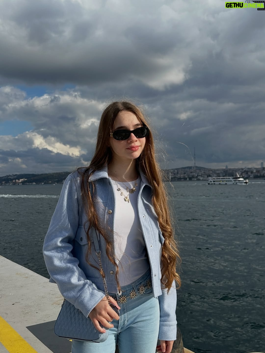 Nisa Sofiya Aksongur - 25.6K Likes - Tatil bitmeden🩵☀️

#blue #nisasofiya #sea #sunny