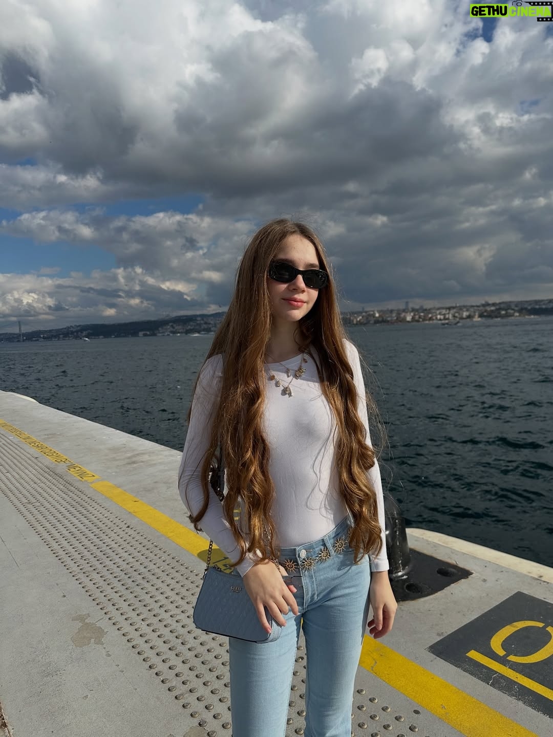 Nisa Sofiya Aksongur - 25.6K Likes - Tatil bitmeden🩵☀️

#blue #nisasofiya #sea #sunny