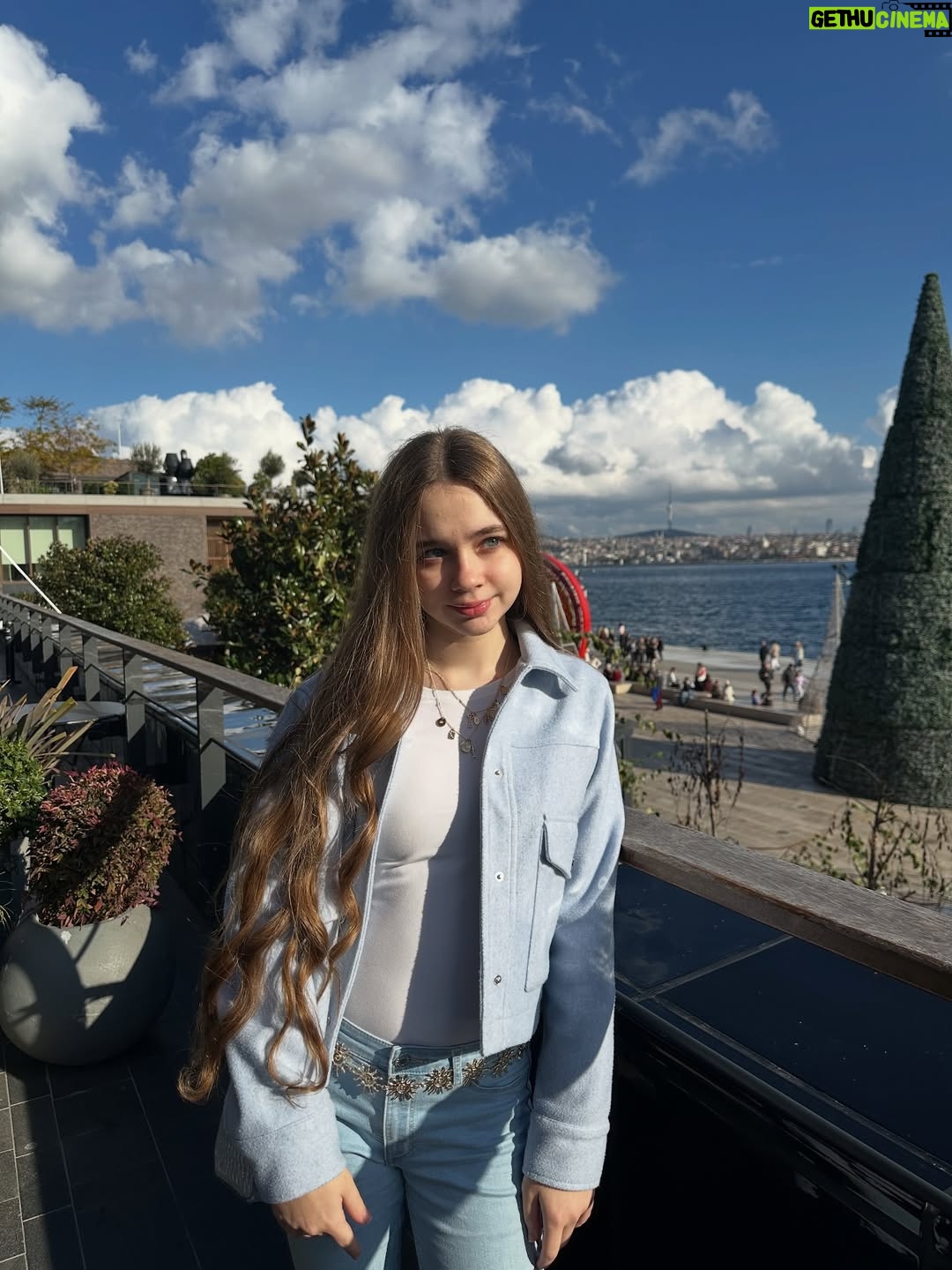Nisa Sofiya Aksongur - 25.6K Likes - Tatil bitmeden🩵☀️

#blue #nisasofiya #sea #sunny