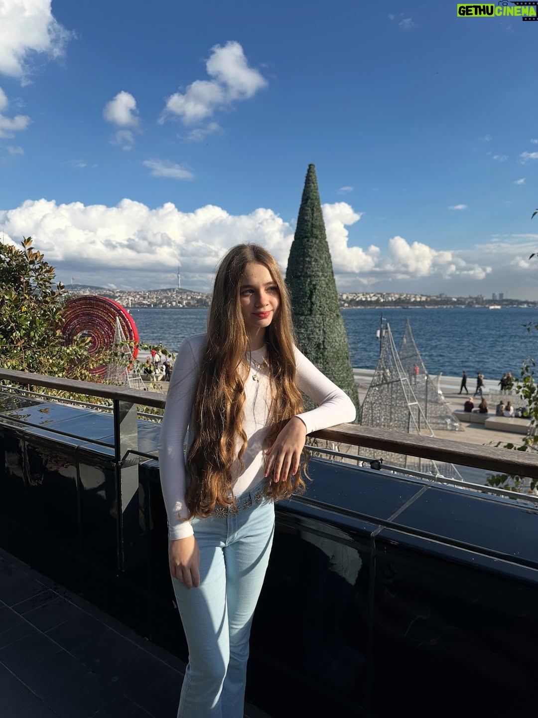 Nisa Sofiya Aksongur - 25.6K Likes - Tatil bitmeden🩵☀️

#blue #nisasofiya #sea #sunny