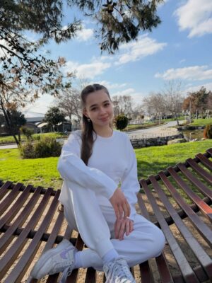 Nisa Sofiya Aksongur Instagram - İlkbahar geldii🌷🌷
#nisasofiya #spring #white
