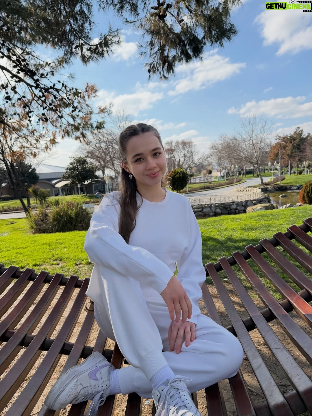 Nisa Sofiya Aksongur - 18K Likes - İlkbahar geldii🌷🌷

#nisasofiya #spring #white