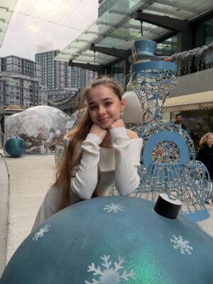 Nisa Sofiya Aksongur Instagram - Yıl bitmeden🎄❄️☃️
#nisasofiya #winter #newyear #snow
