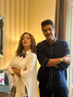 Nisrin Erradi Instagram - Avec un complice de création. Mesdames et Messieurs : le seul et unique Nabil Ayouch. 

@nabil_ayouch

😎