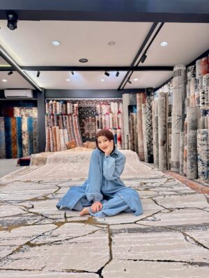 Nissa Sabyan Instagram - 🎼🎤… Subhanallah wabihamdihii
Subhanallahil adziim …🎼
Surga nya Carpet aesthetic cuma di @farahcarpetsofficial @intan_ahmad , thank u Baba & Mimi 🤍✨