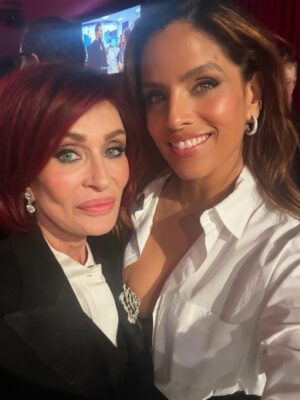 Noa Tishby Instagram - Oscar night. Israeli fashion. And connecting with kindred spirits 💙 you @sharonosbourne 

Shirt: @atawear2016 
Skirt: @drorkontento 
Belt: @deborahdrattell 
Shoes: @retrofete 
Necklace: @rachieshnay 
Earrings: @leonyvonne 
Hair & Makeup: @ortal_labrecque_beauty