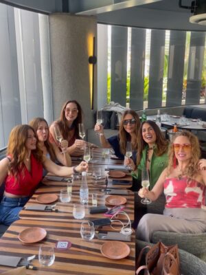 Nohely Arteaga Instagram - Hoy celebramos la vida, un año más de nuestra querida @mariantoduque y a todas las mujeres en su mes. Es maravilloso tenernos, apoyarnos y reconocernos todos los días..🎂🥳
¿Dónde nos reunimos? En @miso_ccs riquisimo!!!
@mariantoduque @villamizarsonia @nohelyarteaga @romeroadriana @doramazzone @vazquezbeatriz