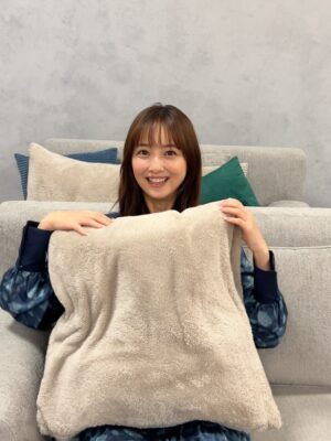 Nozomi Sasaki Instagram - .
少し早いですが、
応援してくださっている皆様、
2025年も本当にありがとうございました⛄️✨

仕事もプライベートも、今年も全力で楽しませていただいた一年でした🏃‍♀️‍➡️（毎年ですね。笑）

毎日のように、子供2人が喧嘩したり仲良く遊んだり…
ドタバタな日々ですが、
とにかく、健康第一。
家族みんなが元気に過ごせた良かった😮‍💨☺️

秋からは楽しみにしていた撮影も始まり、刺激的な毎日を送っています✨

こうして2025年を無事に終え、2026年を迎えられるのも、
周りの皆様に支えていただいているおかげです！
心から感謝しています。
本当にありがとうございます🙇‍♀️✨

年末年始は、少しぐぅたら過ごしたいと思います🙈
もし太ったら、年明けに調整します。笑

皆様もどうぞ良いお年をお迎えください🎍

あ、
動画は、
マネージャーさんからのリクエストで撮りました🤳🏻
マネージャーさんこだわりの細かい指示があったのですが、めちゃくちゃ恥ずかしかった😂笑
ずっと一緒に居て、働いてくださってるマネージャーさん達にも感謝です！
共に走ってくれてありがとうございます🙌🏻