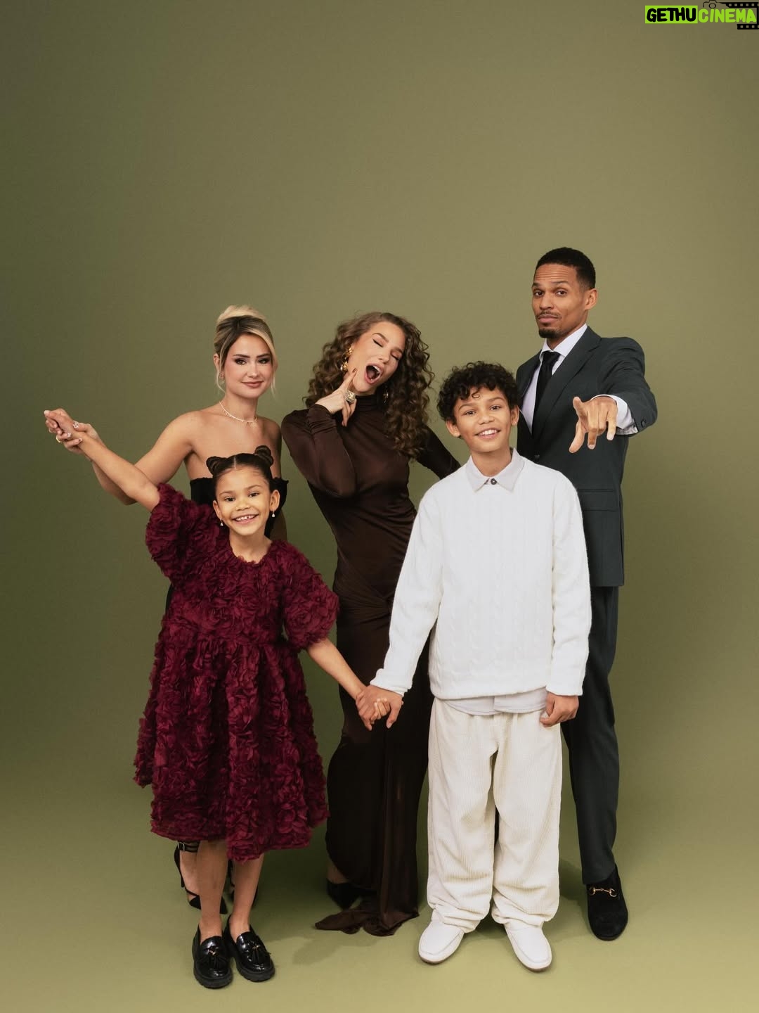 Océane Amsler - 445.1K Likes - Comme chaque année, on essaie de faire une petite photo de Noël avec toute la famille recomposée. Et franchement… on est plutôt une très belle famille 🥹❤️
Happy Merry Christmas, guys 🎄🤶🏼