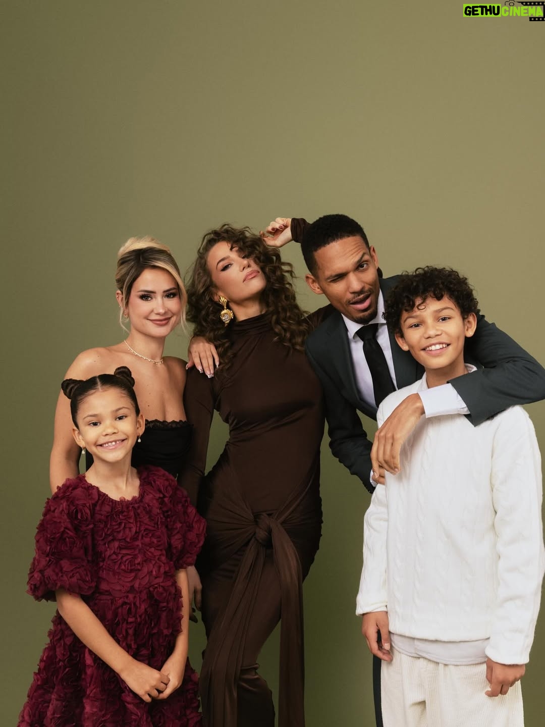 Océane Amsler - 445.1K Likes - Comme chaque année, on essaie de faire une petite photo de Noël avec toute la famille recomposée. Et franchement… on est plutôt une très belle famille 🥹❤️
Happy Merry Christmas, guys 🎄🤶🏼