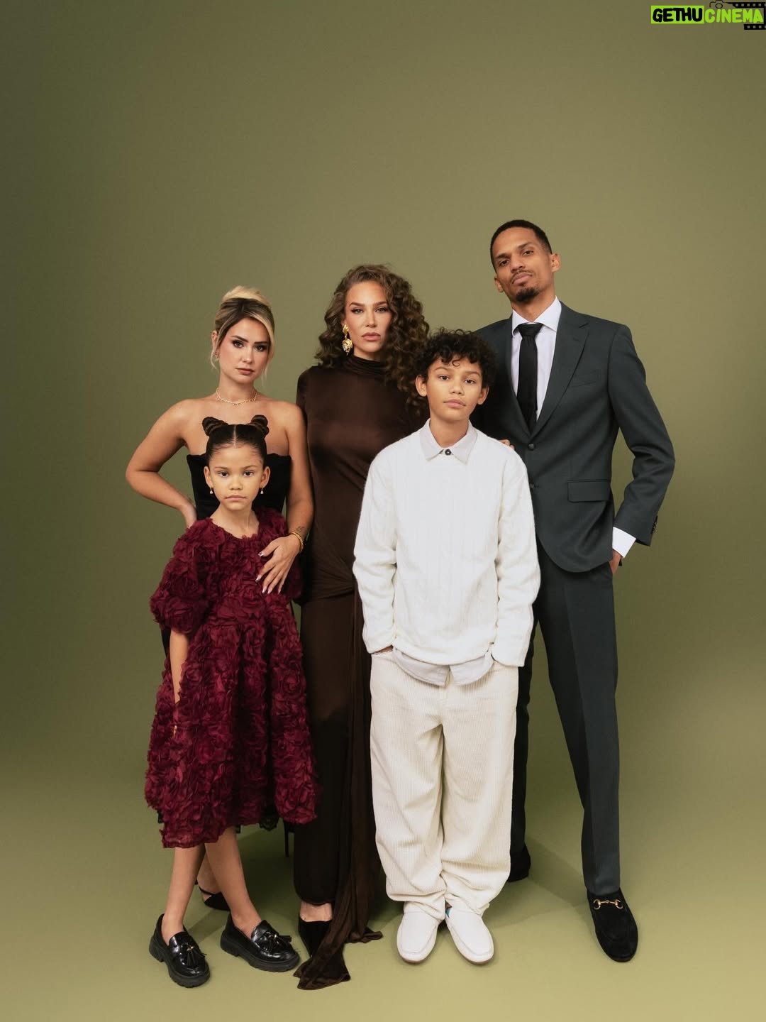 Océane Amsler - 445.1K Likes - Comme chaque année, on essaie de faire une petite photo de Noël avec toute la famille recomposée. Et franchement… on est plutôt une très belle famille 🥹❤️
Happy Merry Christmas, guys 🎄🤶🏼