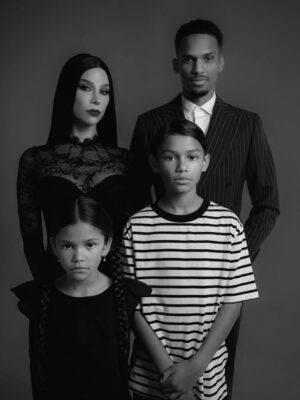 Océane Amsler Instagram - J’ai tellement insisté pour ce shooting de la famille Addams et ils ont tous joué le jeu 🥹 Leurs tête de top model on en parle ? Et je ne suis pas peu fière de mon stylisme 💀