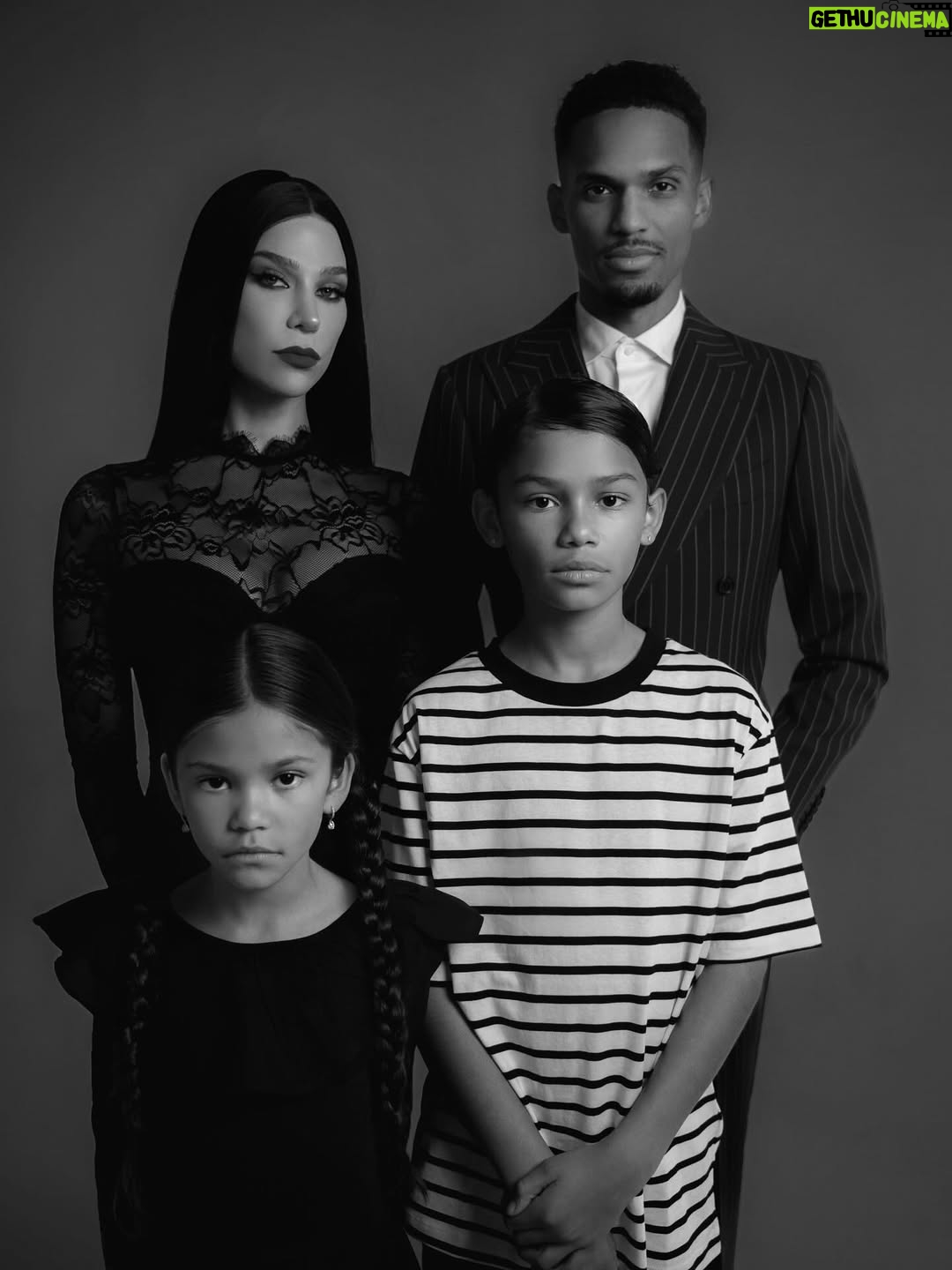 Océane Amsler - 490.3K Likes - J’ai tellement insisté pour ce shooting de la famille Addams et ils ont tous joué le jeu 🥹 Leurs tête de top model on en parle ? Et je ne suis pas peu fière de mon stylisme 💀