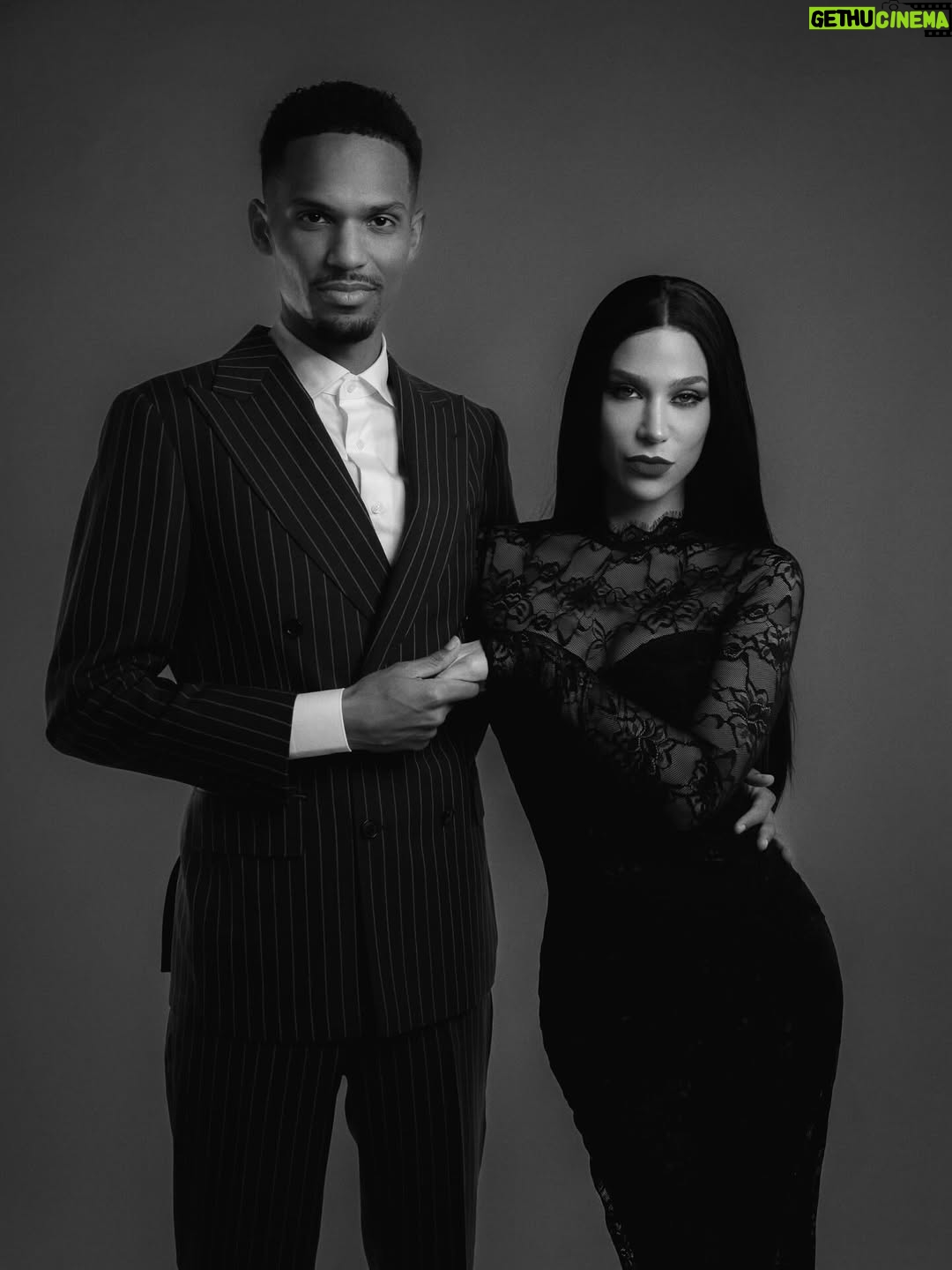 Océane Amsler - 490.3K Likes - J’ai tellement insisté pour ce shooting de la famille Addams et ils ont tous joué le jeu 🥹 Leurs tête de top model on en parle ? Et je ne suis pas peu fière de mon stylisme 💀
