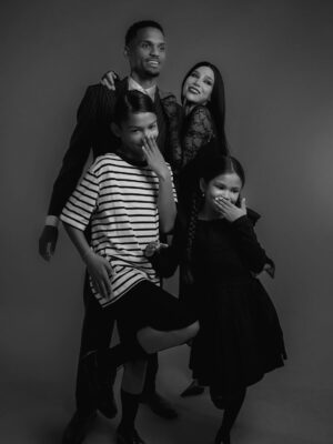 Océane Amsler Instagram - J’ai tellement insisté pour ce shooting de la famille Addams et ils ont tous joué le jeu 🥹 Leurs tête de top model on en parle ? Et je ne suis pas peu fière de mon stylisme 💀