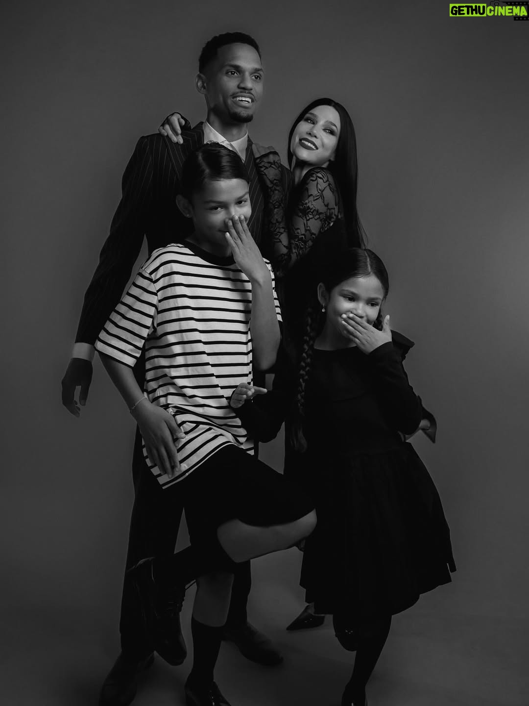 Océane Amsler - 490.3K Likes - J’ai tellement insisté pour ce shooting de la famille Addams et ils ont tous joué le jeu 🥹 Leurs tête de top model on en parle ? Et je ne suis pas peu fière de mon stylisme 💀