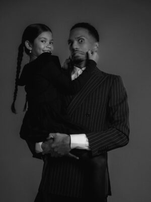Océane Amsler Instagram - J’ai tellement insisté pour ce shooting de la famille Addams et ils ont tous joué le jeu 🥹 Leurs tête de top model on en parle ? Et je ne suis pas peu fière de mon stylisme 💀